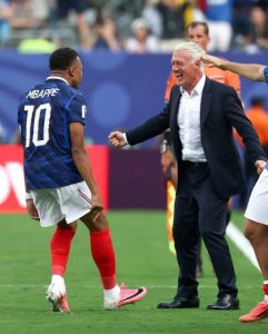 Football : Mbappé rend un émouvant hommage à Deschamps