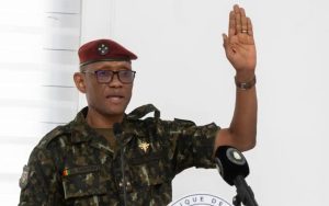 Mamadi Doumbouya en congé en Grèce : l’armée le soutient et rassure les Guinéens