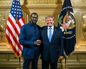 Doumbouya-Trump : « Une poignée de main » qui fait débats